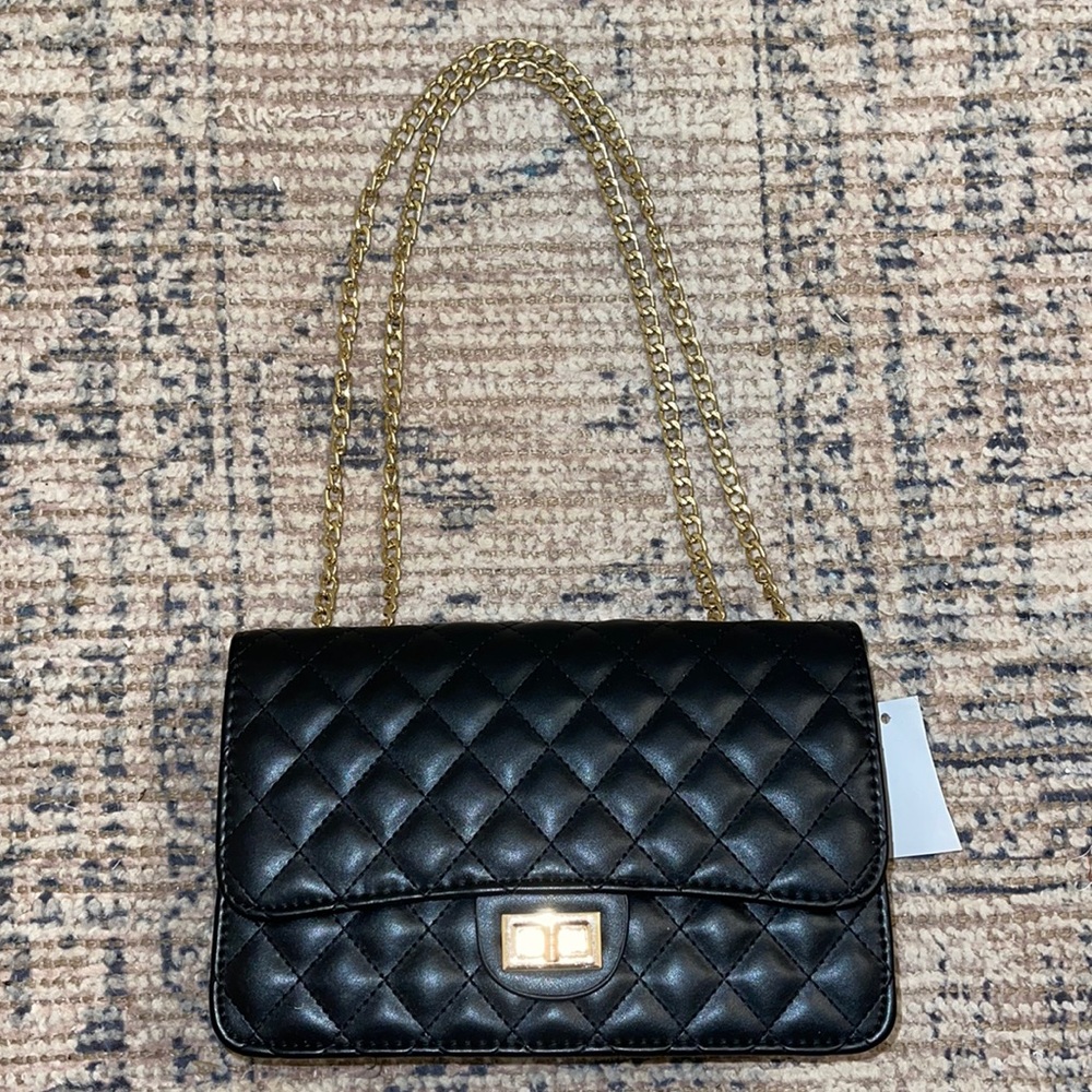 Chic Black Quilted Shoulder Bag with Gold Chain